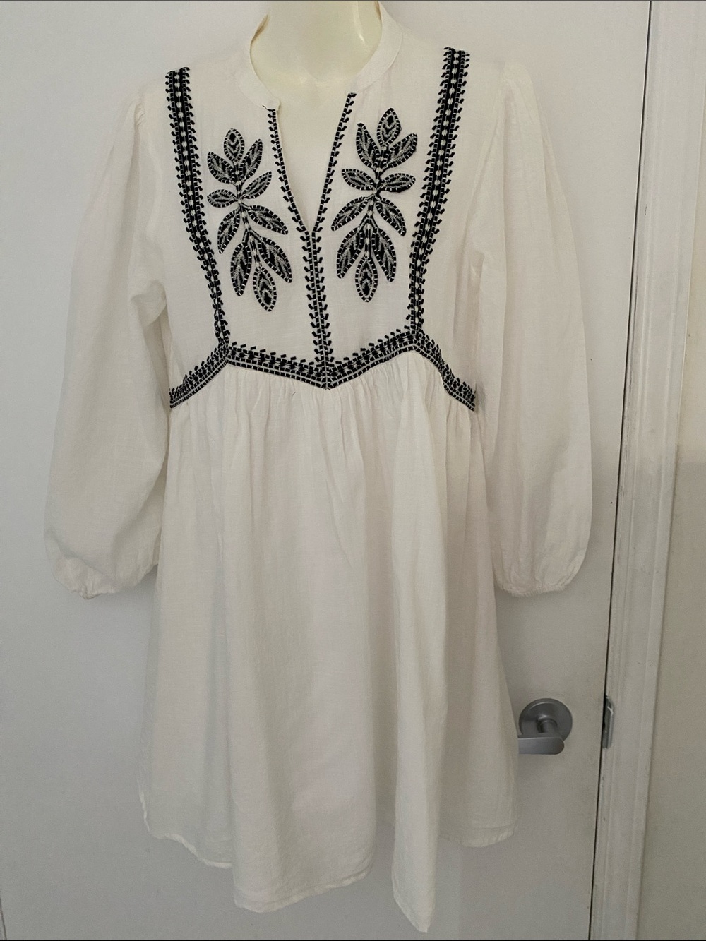 Reitman’s Embroidered White Boho Tunic Dress/Blouse w Black Detailing Size Small